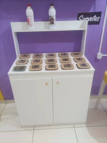 Balcão de guloseimas para açaí