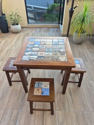 Mesa madeira macica 80x80 cm com 4 bancos
