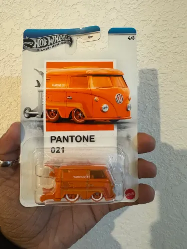 HOT WHEELS PANTONE KOOL KOMBI LARANJA
