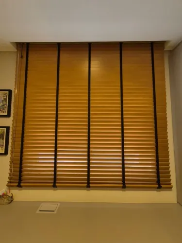 Persiana Horizontal Estilo Madeira com Fita Decorativa (1,88m x 1,80m)