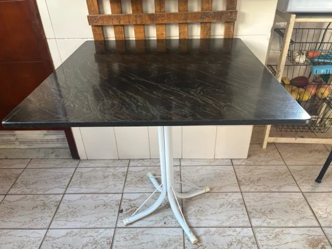 Mesa de cozinha com tampa de pedra