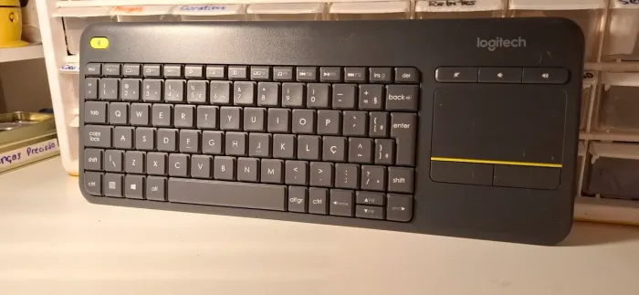 Teclado Wireless Logitech K400 Plus com Touchpad Integrado