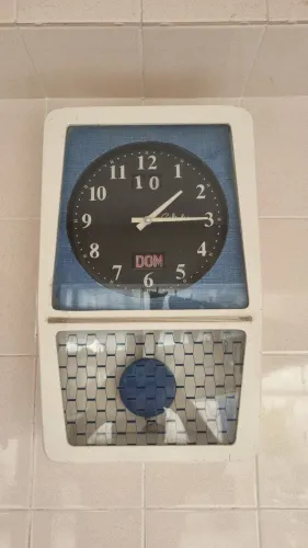 Relógio vintage de madeira - decoração