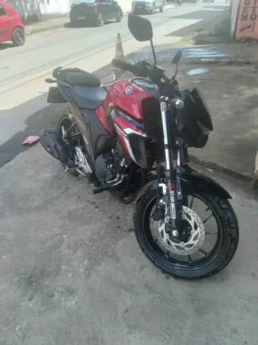 Moto Yamaha FZ25 2024 perfeita pouco rodada