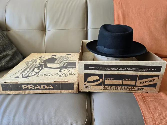 Relíquia Vintage: Chapéu Fedora Prada Original (Indústria Brasileira - Década de 70/80)