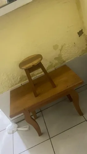 Mesinha de centro, e banquinho 250$ n sei o tamanho