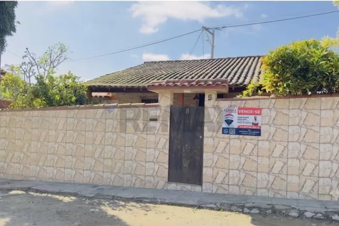 À venda casa com 3 quartos em excelente localização próxima ao Supermarket na Rasa em Arma
