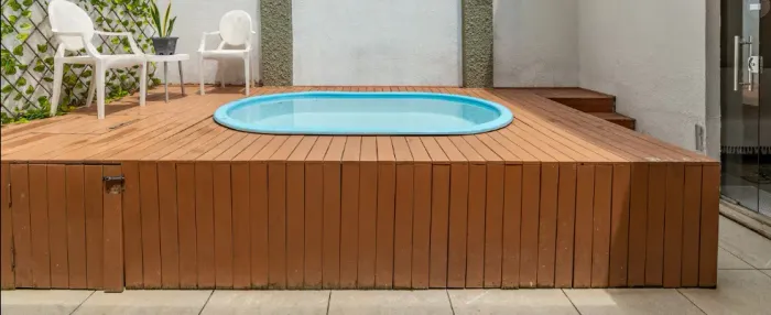 Piscina de fibra e madeiras do deck