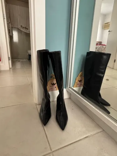 Bota cano alto preta bico fino 37