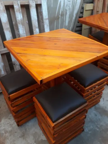 Mesa com 4 Banquinhos
