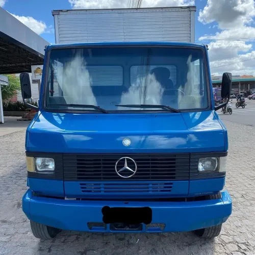 CAMINHAO BAU 710