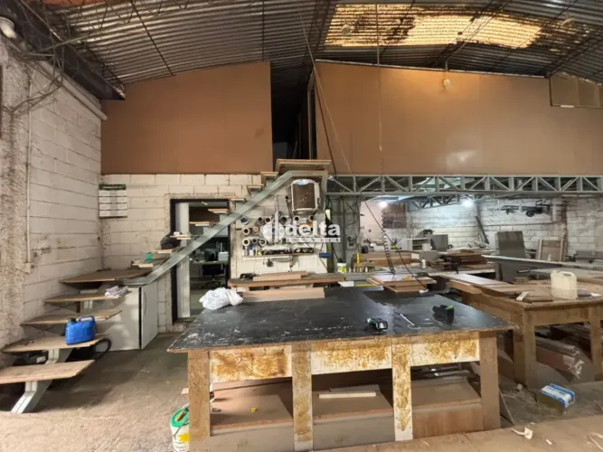 Galpão comercial disponível para venda no bairro Daniel Fonseca em Uberlândia-MG.