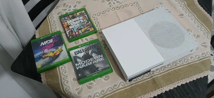 Xbox one s 1TB, +3 jogos e 2 controles 