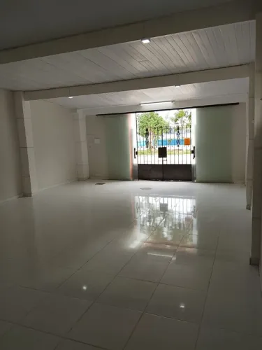 Excelente loja comercial em frente a praça principal do Bairro Aeroporto