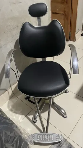 Cadeira de salão, design de sobrancelha e maquiagem