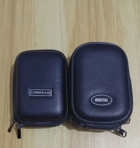KIT 2 ESTOJOS DE PROTEÇÃO NA COR PRETA PARA CÂMERAS DIGITAIS COIRO SINTÉTICO.