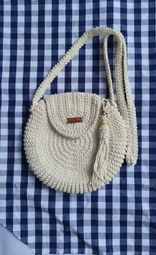 Bolsas de crochê medindo aproximadamente 20cm de diâmetro.
