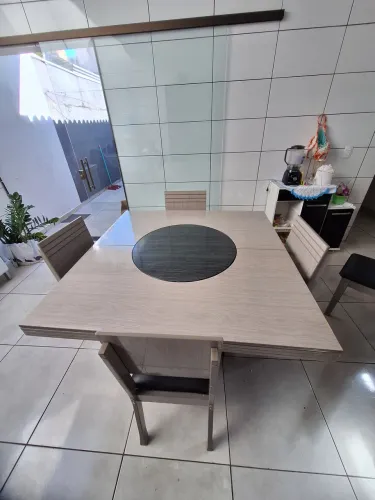 Mesa quadrada com tampo giratório