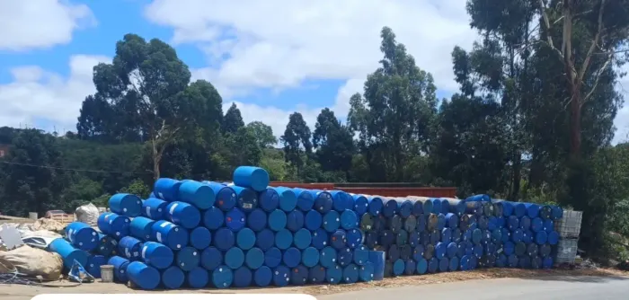 VENDE-SE TAMBORES PLÁSTICOS DE 200 LITROS