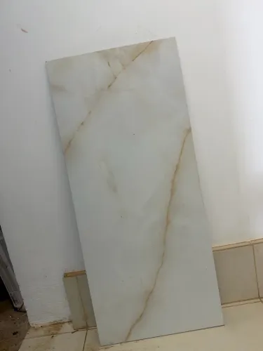 Queima de materiais de obra nunca instalados 