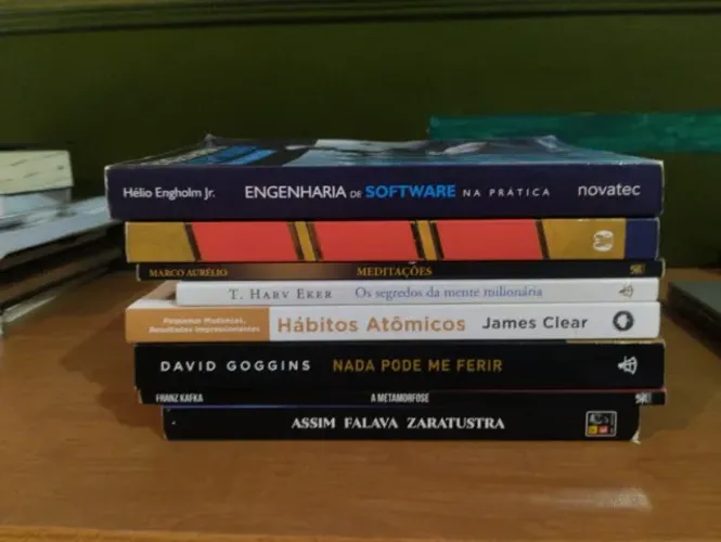 Coleção de livros de desenvolvimento pessoal e TI