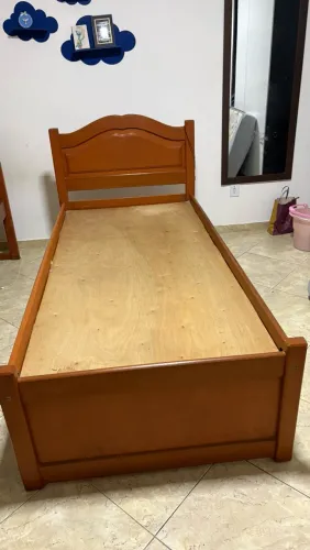 CAMA DE MADEIRA DE SOLTEIRO 