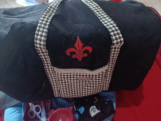 Kit Completo para Pet (Bolsa de Transporte + Cama + Peitoral + Escovas e Acessórios)
