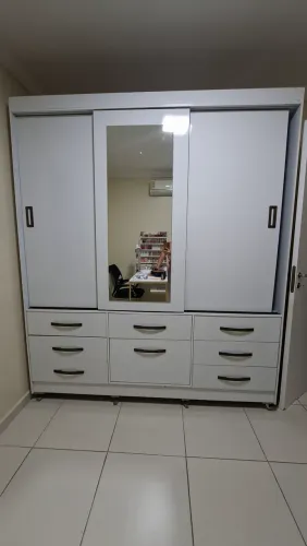 Roupeiro em perfeito estado