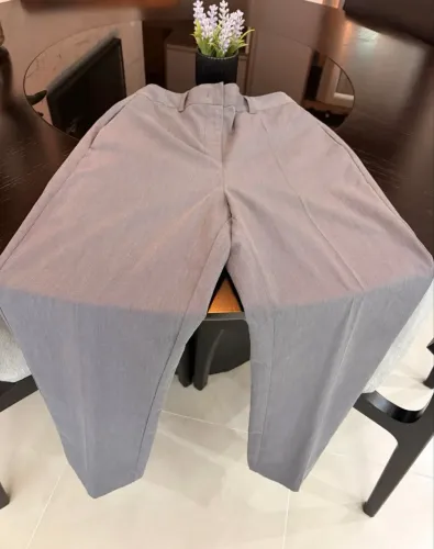 Calça Social, na cor cinza, numeração PP que veste 36