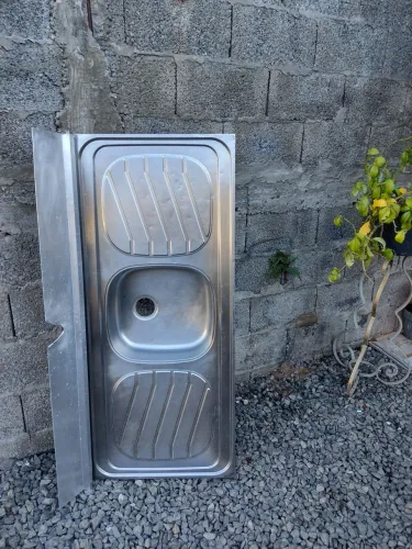 Vendo pedra de pia com proteção de inox