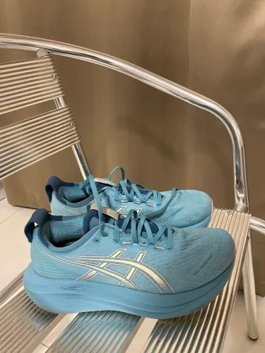 Tênis Asics Nimbus 27 azul 