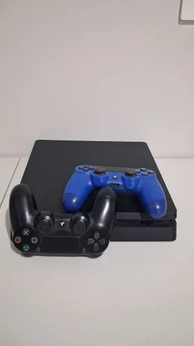 PS4 Slim 1TB 2 Jogo + 2 Controle Original