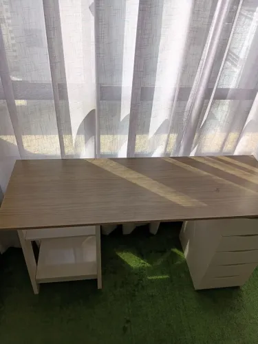 Mesa/escrivaninha com 5 gavetas e 2 prateleiras. Conservada. Elegante. Clean