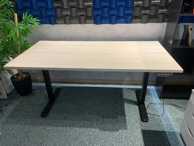 Mesa com Regulagem de Altura Elétrica (Sem uso)