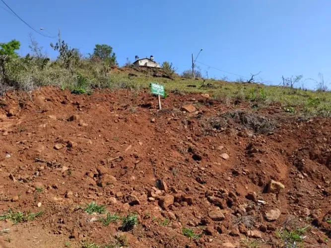 LOTE A VENDA NO RESIDENCIAL RECANTO DA SERRA EM CARMÓPOLIS DE MINAS.