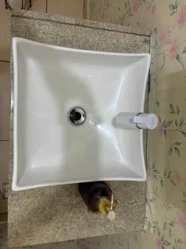 Bancada de granito com pia de banheiro