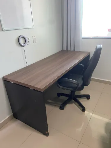 Mesa de 1,7 metros com cadeira