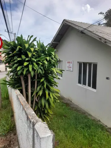 Vendo casa na Costeira do Pirajubae.