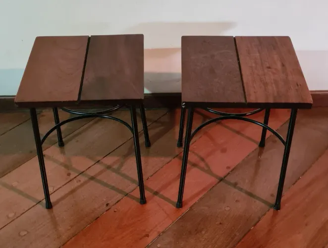 Par de banquetas em madeira maciça e estrutura metalica