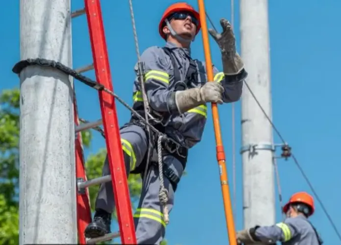 Eletricista...especializado em poste e residencial 
