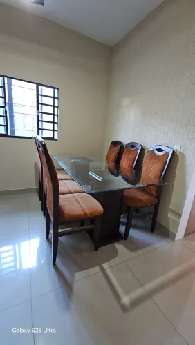 Vendo uma mesa com seis cadeiras tampo de vidro