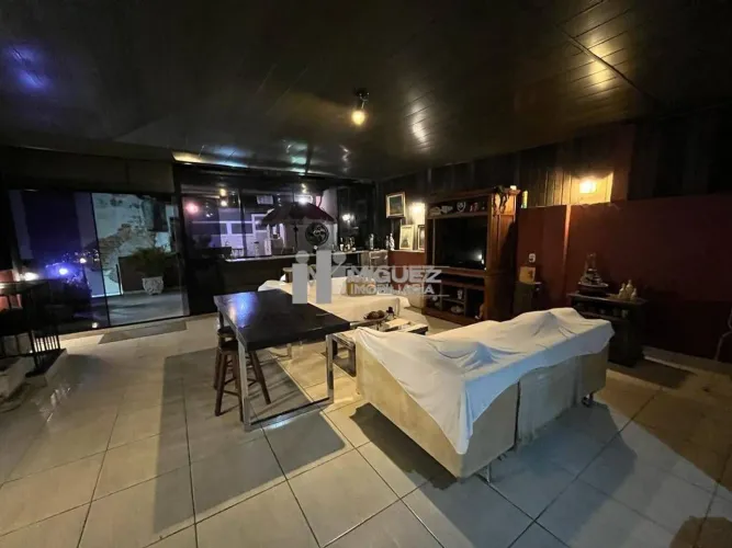 Tijuca, vendo casa rua do Matoso. 2 quartos, terraço e uma loja enorme no térreo e possibi