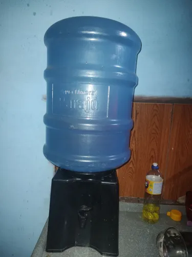 Galão de água mais suporte 