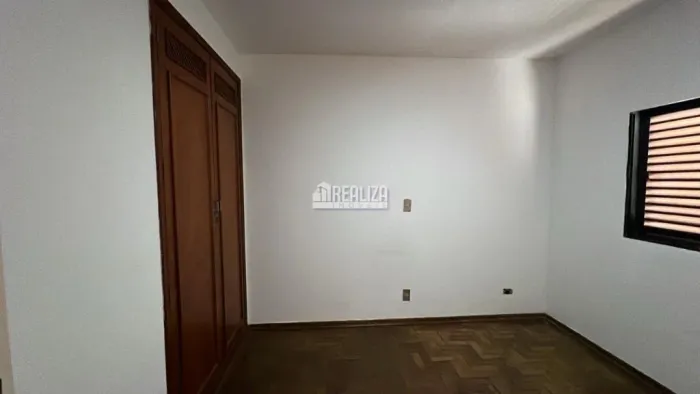 Apartamento com 3 Quarto(s) e 2 banheiro(s) para Alugar, 147 m² por R$ 1850 / Mês