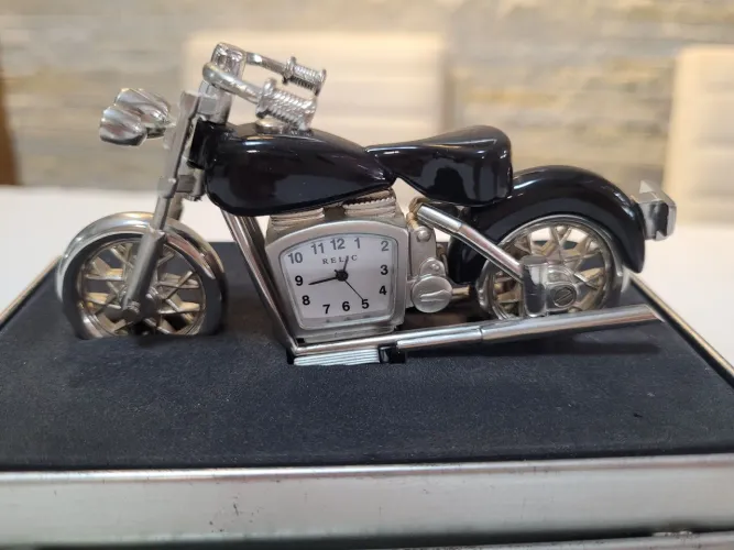 Relógio de mesa modelo Moto marca Relic 