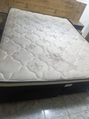 Vendo cama de casal Queen com base.
