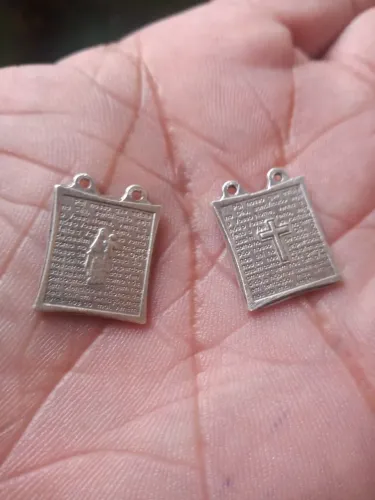 Duas medalhas de prata com ave Maria