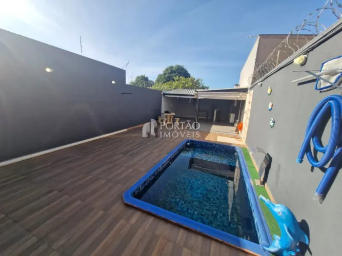 Casa para venda com quintal e piscina e 1 quarto em Vila Dutra- Bauru