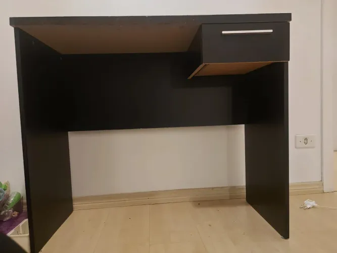 Mesa escrivaninha preta uma gaveta.