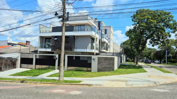 Sobrado com terraço no ÁGUA VERDE